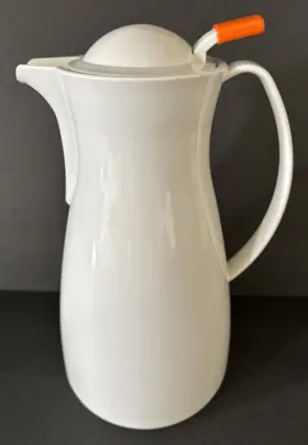 6672 Pampered Chef The Thermal Hot Cold Coffee Carafe Tea Pitcher 33 Oz #6672 White