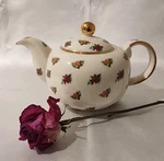 Royal Albert Country Roses Classic Ii Teapot 1998 Gold Trim Floral 4 Cups. Fixed Price $27.99.